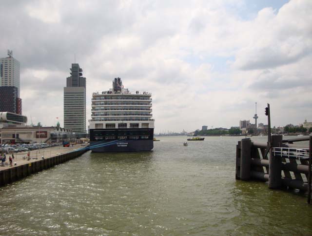 Cruiseschip ms Eurodam van de Holland America Line aan de Cruise Terminal Rotterdam